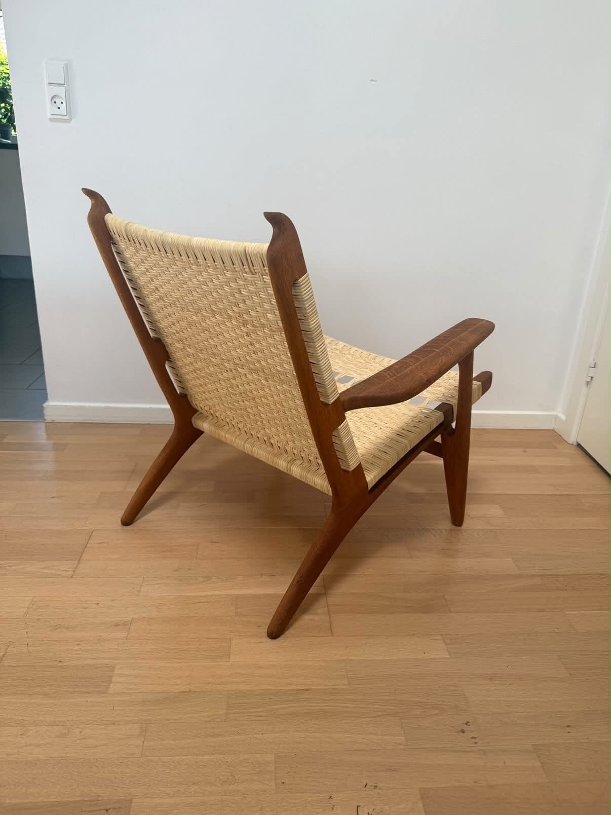 Hans J. Wegner CH27 Lænestol – Egetræ & Flettet Papirgarn