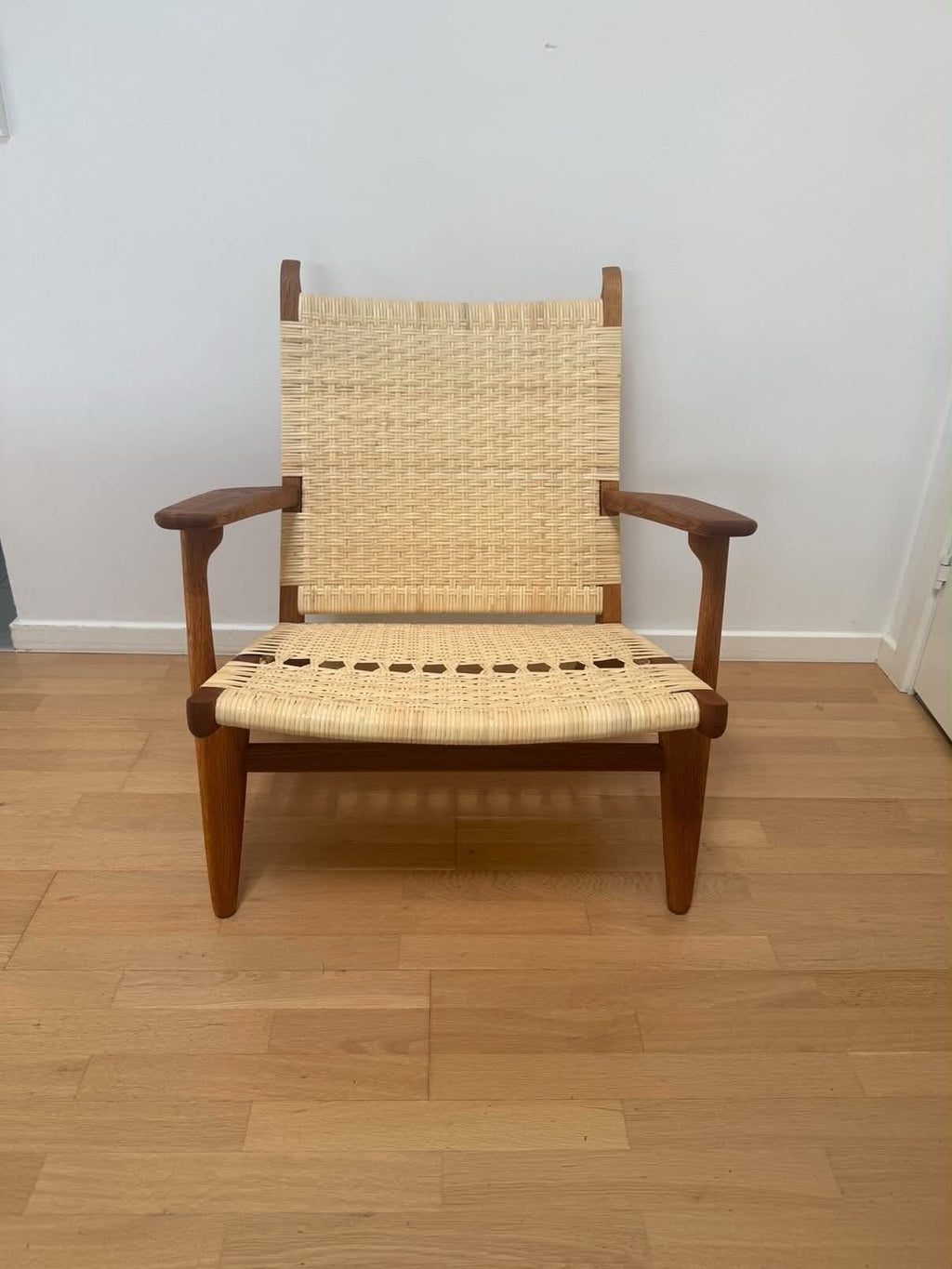 Hans J. Wegner CH27 Lænestol – Egetræ & Flettet Papirgarn