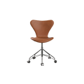 Nypolstret Arne Jacobsen Serie 7 kontorstol 3117 på hjul i cognac læder