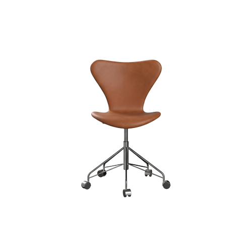 Nypolstret Arne Jacobsen Serie 7 kontorstol 3117 på hjul i cognac læder