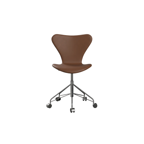 Nypolstret Arne Jacobsen Serie 7 kontorstol 3117 på hjul i valnød læder