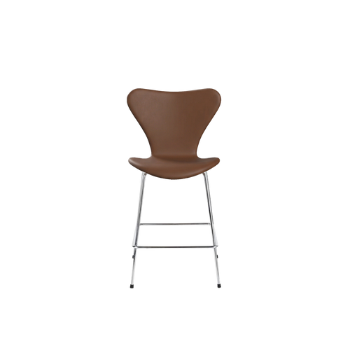 Nypolstret Arne Jacobsen Serie 7 barstol 3187 i valnød læder