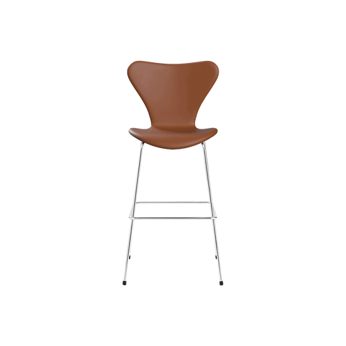 Nypolstret Arne Jacobsen Serie 7 barstol 3197 med armlæn i cognac læder