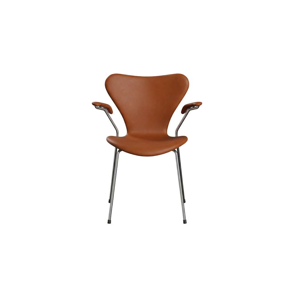 Nypolstret Arne Jacobsen Syveren stol 3207 med armlæn i cognac læder, chrome stel