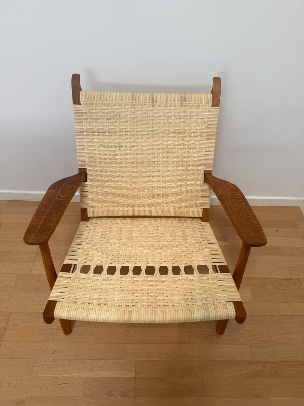 Hans J. Wegner CH27 Lænestol – Egetræ & Flettet Papirgarn